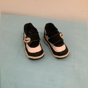 Kids Black and White Nike Shoes SIZE 3. 9cm